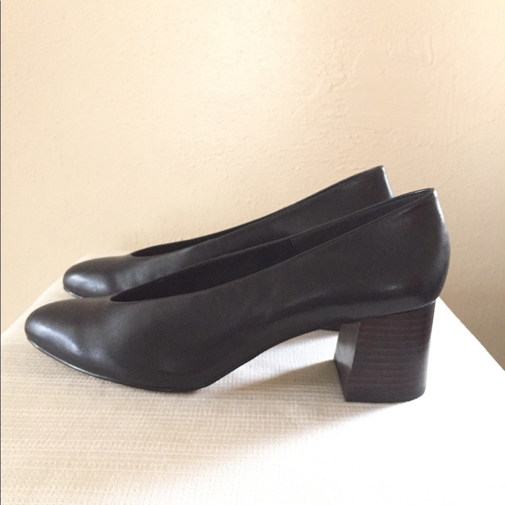 Black leather shoes. Comes w/ dust bag